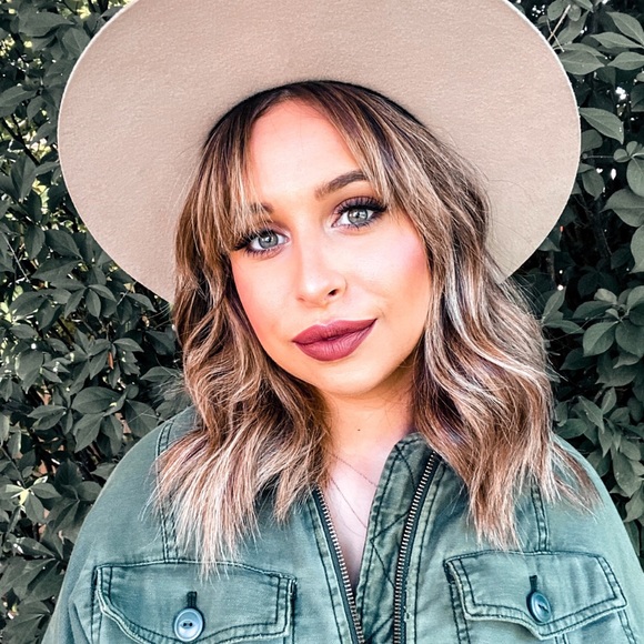 Meet your Posher, Elle - Picture 3 of 5